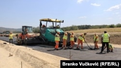 Radnici saniraju put radeći po ekstremnim vrućinama, 15. september 2024.