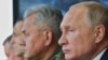 Президент России Владимир Путин (справа) и министр обороны России Сергей Шойгу