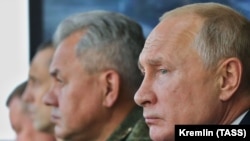 Президент России Владимир Путин (справа) и министр обороны России Сергей Шойгу