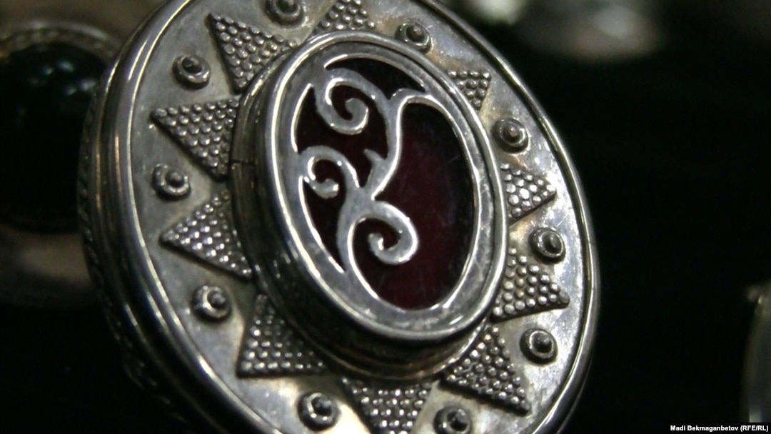 Бойжеткен мас болып, ебін тауыпты Бойжеткен мас болып, ебін тауыпты