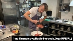 Євген Клопотенко готує шпундри 