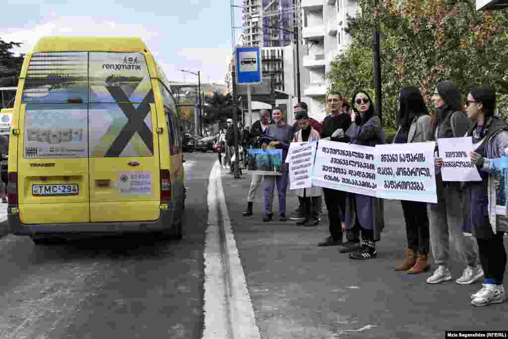 აქციის მონაწილეები შეუფუთავ მშენებლობებზე კონტროლის გამკაცრების გარდა მოითხოვენ, დაწესდეს კონტროლი საწვავის ხარისხსა და გაუმართავ მანქანებზე.