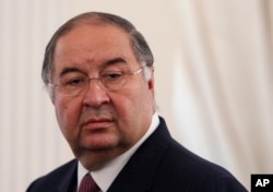 Ališer Usmanov prisustvuje sastanku ruskog predsjednika Vladimira Putina i prestolonasljednika šeika Muhameda bin Zayed Al Nahyana iz Ujedinjenih Arapskih Emirata, Rusija, u blizini Moskve, septembar 2013. godine