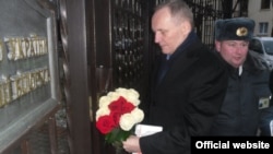 Уладзімер Някляеў пад украінскім пасольствам. Фота <a href="http://zapraudu.info/ukrainskoe-posolstvo-otkazalos-prinimat-cvety-dlya-femen-foto-video/">zapraudu.info</a>.