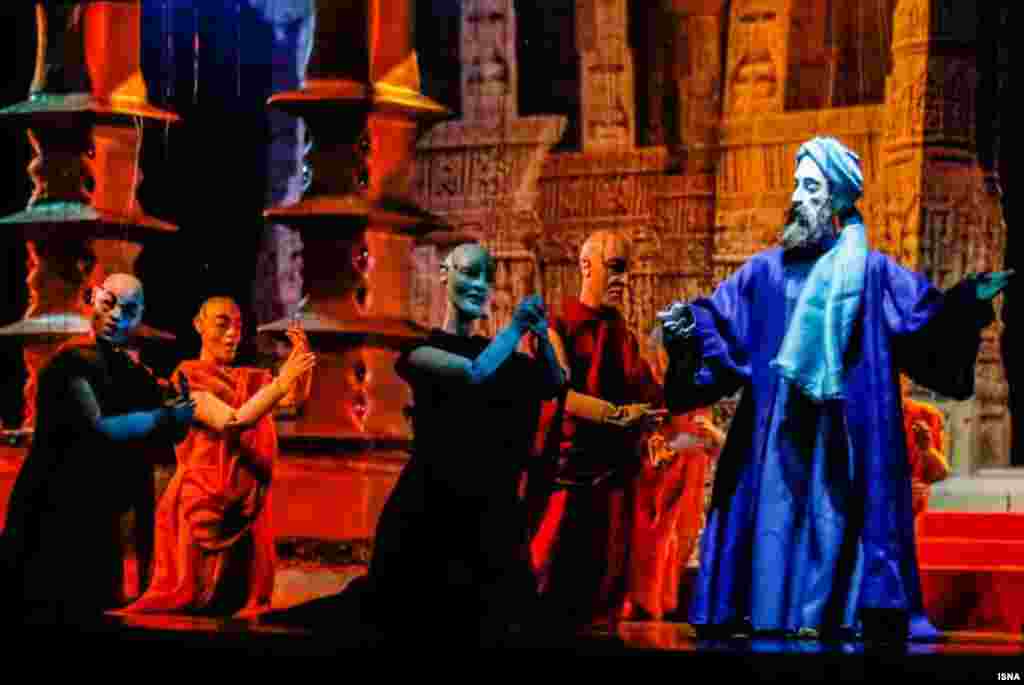 اپرای عروسکی سعدی ، به کارگردانی بهروز غریب&zwnj;پور و بر اساس زندگی و اشعار سعدی از ششم اردیبهشت&zwnj;ماه در تالار حافظ تهران به روی صحنه رفته است