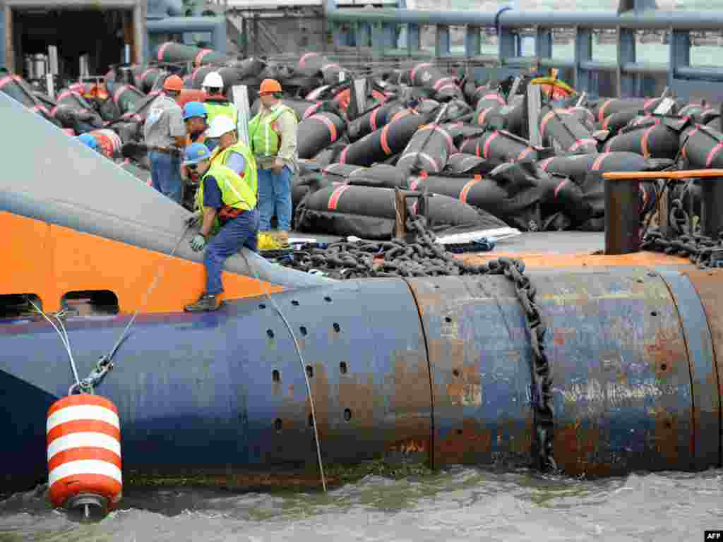 ЗША, Місысыпі: загрузка буя з бонам для затрымкі нафты, што выліваецца ў Мэксыканскую затоку.