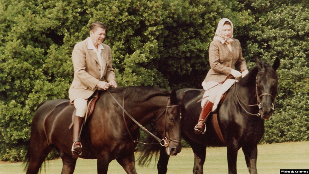 Președintele Statelor Unite, Ronald Reagan, alături de Regina Elisabeta a II-a a Marii Britanii la castelul Windsor, Anglia, 1982.
