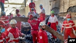 Serviciile de urgență din Teheran caută supraviețuitori printre dărâmături în urma atacurilor israeliene asupra capitalei.