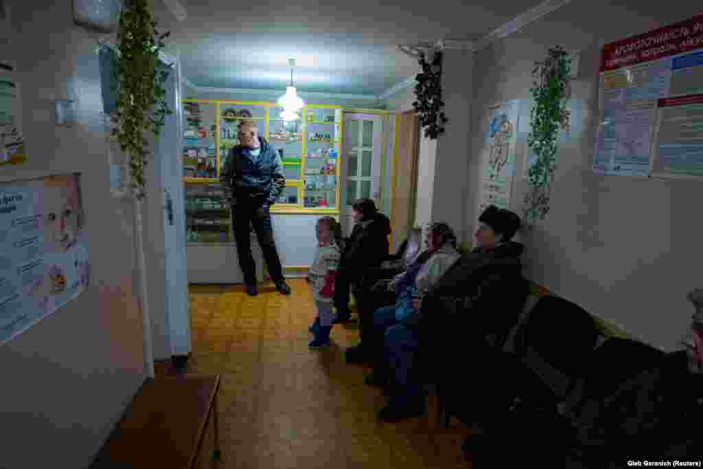 Пациенты ждут доктора в его клинике в селе Иванковичи.