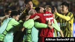 Футболисты «Кайрата» празднуют выход в Лигу чемпионов. 26 августа 2025 года
