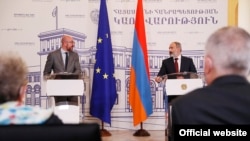 Եվրոպական խորհրդի նախագահ Շառլ Միշելը և Հայաստանի վարչապետի պաշտոնակատար Նիկոլ Փաշինյանը Երևանում հանդես են գալիս մամուլի համատեղ ասուլիսով, 17-ը հուլիսի, 2021թ., լուսանկարը` կառավարության լրատվական ծառայության