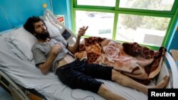 Palestinianul Moazaz Obaiyat, eliberat dintr-o închisoare israeliană, arată urme pe corp într-un spital din Betleem, în Cisiordania ocupată, la 11 iulie 2024.