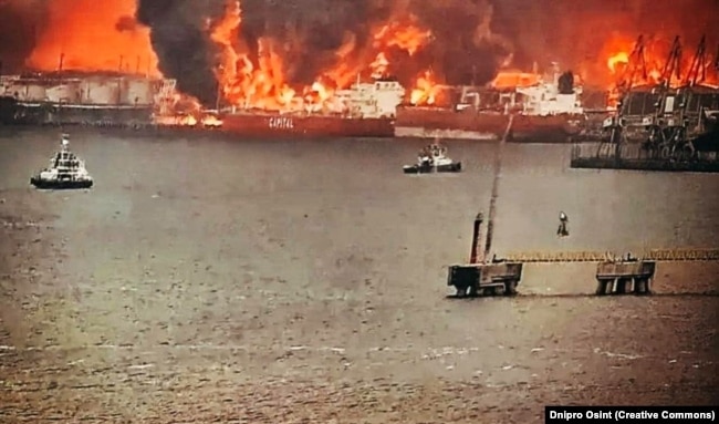 Пожежа в порту Усть-Луга в Ленінградській області Росії після українського удару дронами, 25 березня 2026 року