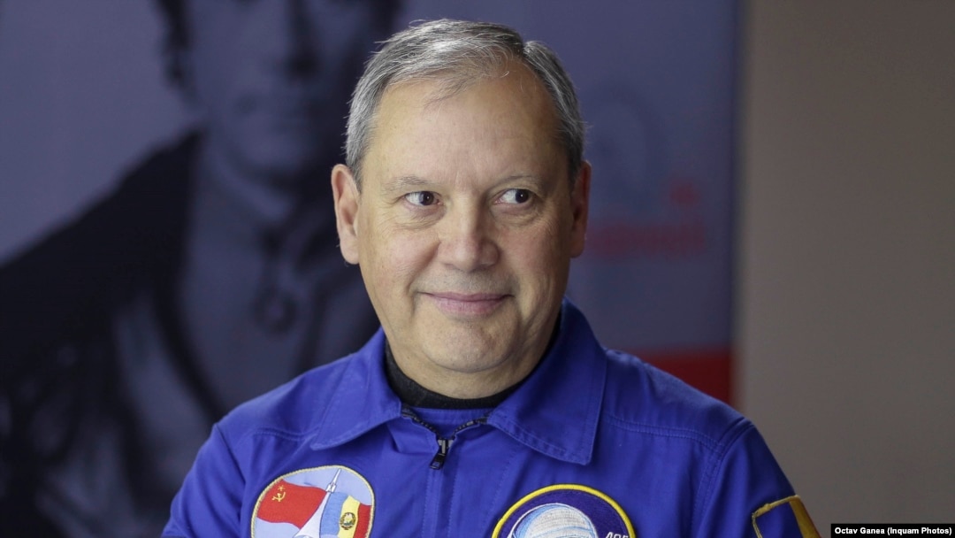 Dumitru Prunariu este singurul român care a zburat vreodată în cosmos. În 1981 a petrecut aproape opt zile în spațiu, în cadrul programului Intercosmos, alături de cosmonautul sovietic Leonid Popov.