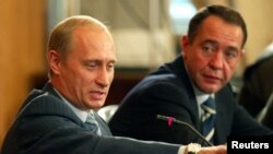 Михаил Лесин и Владимир Путин во Владивостоке в 2002 году