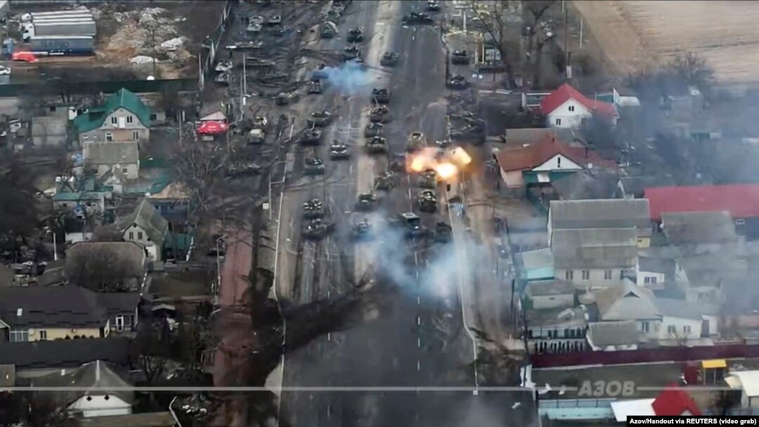 Tancuri rusești lovite de apărarea ucraineană în orașul Brovarî, la nord-estul de Kiev. Foto Reuters, 10 martie 2022. O analiză Times de astăzi arată că, de la începutul războiului, numărul de tancuri pierdut de Rusia echivalează cu producția țării pe doi ani. 