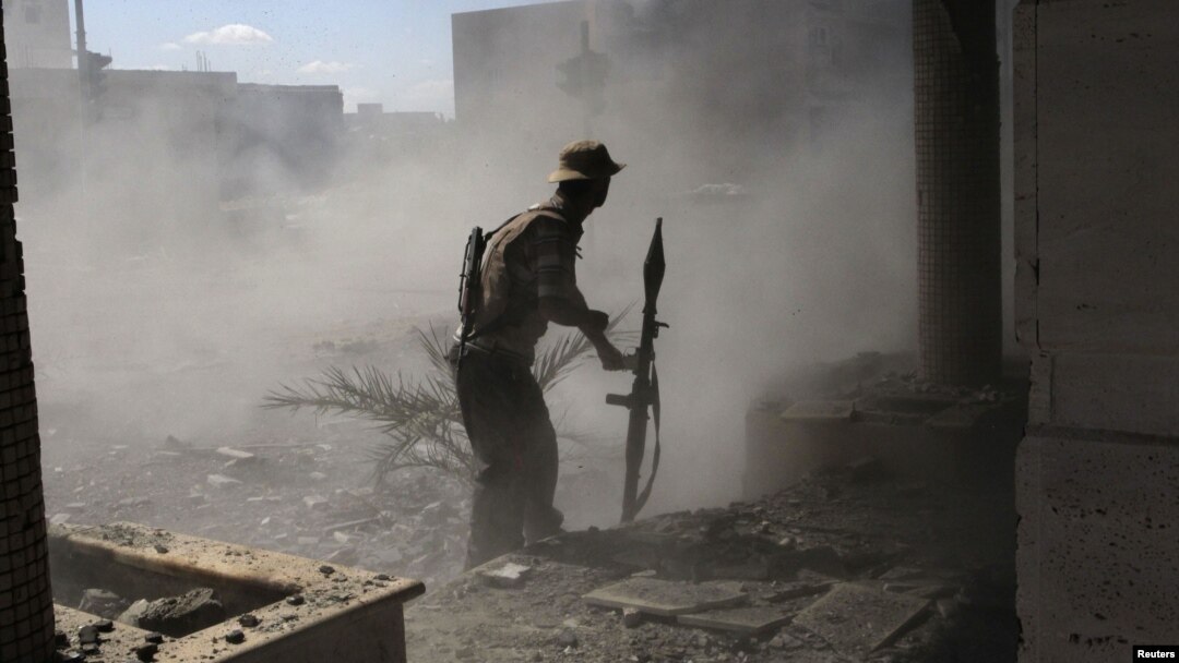 Liviyada Milli Şuranın əsgərlərindən biri fəal döyüş əməliyyatları zamanı, 12 oktyabr 2011