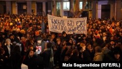 საზოგადოებრივ მაუწყებელთან დემონსტრანტებმა გზა გადაკეტეს.