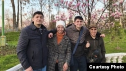Слева направо: Равшан, Шахноза, Хушбахт и Бахтовар
