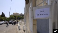"Форд, выходи сейчас же", - написали атакующие резиденцию посла Роберта Форда люди (Сирия, 11 июля 2011 года)