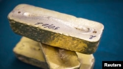 Золотые слитки, выплавленные на фабрике золотодобывающей компании в Акмолинской области