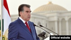 Президент Таджикистана Эмомали Рахмон на церемонии открытия постамента с государственным гербом, 25 августа 2011 года.