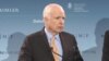 John McCain na konferenciji za medije foruma fonda "German Marshall Fund" (GMF), Brisel