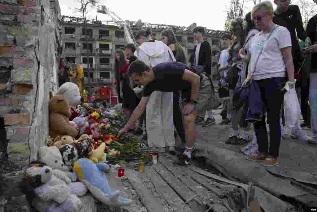 Ukrainians lay flowers at the site of what Ukraine says was a Russian-launched North Korean missile strike on a residential area in Kyiv in April 2025 that killed several people.According to the Institute For The Study Of War (ISW), Russia paused its use of North Korean missiles against Ukraine last year due to issues with accuracy.
