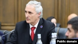 Հայաստանի եվրոպական կուսակցության նախագահ Տիգրան Խզմալյանը Ազգային ժողովում «ԵՄ-ին անդամակցելու գործընթացի մեկնարկի մասին» օրինագծի քննարկման ժամանակ, Երևան, հունվար, 2026թ.
