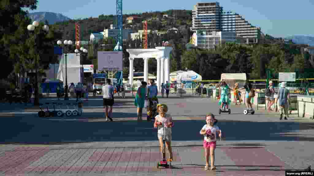 Невелике затишне місто, пляж з дрібною галькою, зелень в скверах, звивисті вулички