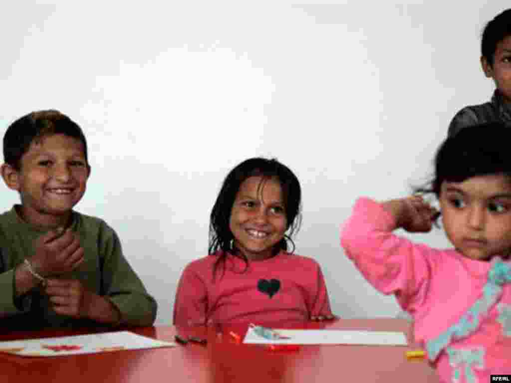 Djeca romske osnovne škole u Capračkim poljanama kraj Siska, 2009. Foto: zoomzg