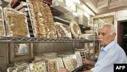 بازار شیرینی در عراق و بسیاری دیگر از کشورهای اسلامی طی ماه رمضان داغ است.
