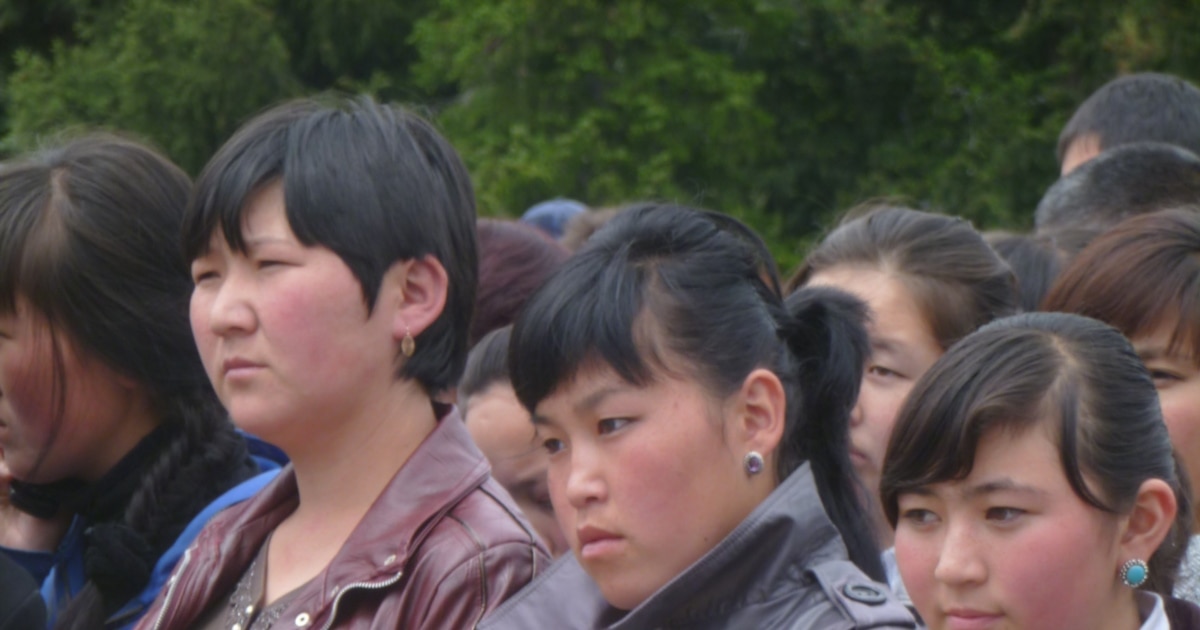 Қыздың бірге түскен суреті