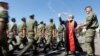 Un preot rus binecuvântează militari