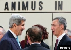 Secretarul de Stat american John Kerry (stânga) şi Secretarul General NATO Jens Stoltenberg (dreapta) la începutul ministerialei NATO de la Bruxelles