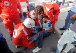 Співробітники «Червоного хреста» допомагають постраждалому, Бейрут, 8 серпня