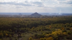 Вид на поселки у линии соприкосновения на Донбассе