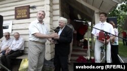 Падчас уручэньня прэміі "За свабоду думкі" імя Васіля Быкава ў Бычках, 19 чэрвеня 2012 году
