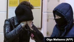 Один із двох затриманих (зліва) за підозрою в плануванні терактів у Санкт-Петербурзі, Росія, під час супроводу до суду, 30 грудня 2019 року