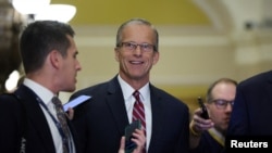 Senatorul american John Thune, la Capitol Hill în ziua în care republicanii din Senatul SUA se întâlnesc pentru a vota poziții de conducere, inclusiv pe liderul majorității republicane din Senat, pentru cel de-al 119-lea Congres al SUA - Washington, 13 noiembrie 2024. 