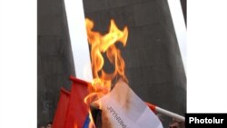 Armenia - Protest action against proposed signing of Armenian - Turkish protocols, Yerevan, Tsitsernakaberd Memorial, 06Oct, 2009