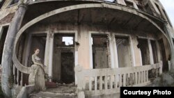 Отто Лакоба своей камерой исследует старый город, выискивает в нем остатки роскошного в прошлом стиля, который царил здесь