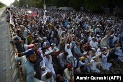 Sunni Muslims attend an anti-Shi'a rally in Islamabad on September 17, 2020, following blasphemy accusations against Shi'ite leaders.
