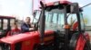 Мэр Кіева Віталь Клічко разглядае трактары Менскага трактарнага заводу (МТЗ). Кіеў, 5 красавіка 2017 году.
