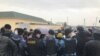 Жители Алтынтобе, протестовавшие из-за оцепления цеха полицией и задержания его директора. 4 апреля 2021 года. 