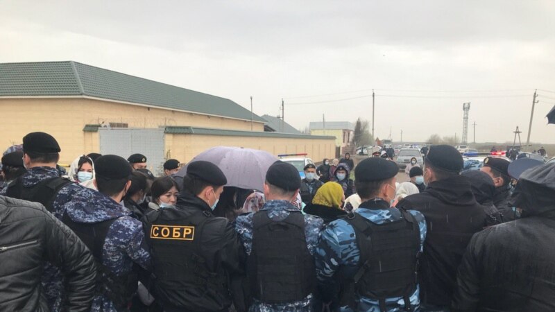 Полиция составила протокол на 31 участника стихийного митинга на окраине Шымкента 