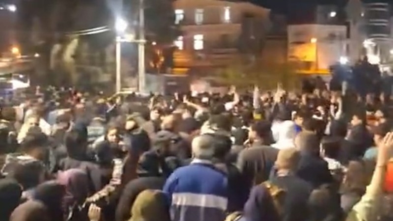 Iran | Accesul la internet, perturbat în timpul protestelor. Numărul victimelor crește. Jurnaliști avertizați să nu relateze despre proteste