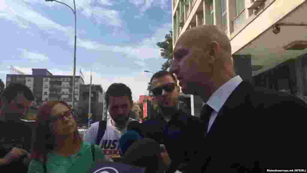 МАКЕДОНИЈА - Секој втор ден Бојан Јовановски се носи на Клиниката за торакална хирургија, има две неуспешни операции, кои во условите во притвор му предизвикуваат огромни проблеми. Потребна му е хоспитализација. Овој човек не може да јаде, храната му се враќа, има лошо поврзување на тенкото црево со желудникот и тоа може да му предизвика смрт, изјави Сашо Дукоски, адвокатот на Бојан Јовановски - Боки 13, пред Апелациониот суд каде побара домашен притвор за Боки 13.