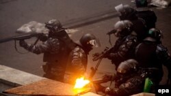 Спецпризначенці ведуть вогонь по майданівцям. Київ. 20 лютого 2014 року