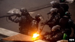 Силовики стріляють по демонстрантах на Майдані, Київ, 20 лютого 2014 року